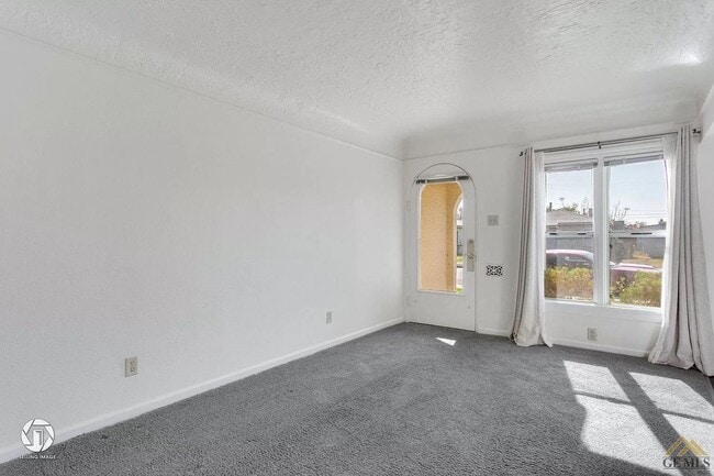 Building Photo - 1 Bedroom Bungalow w/Garage!