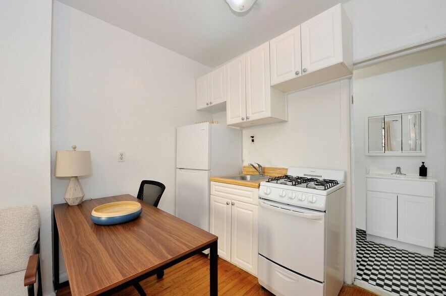 Building Photo - 422 W 56th St