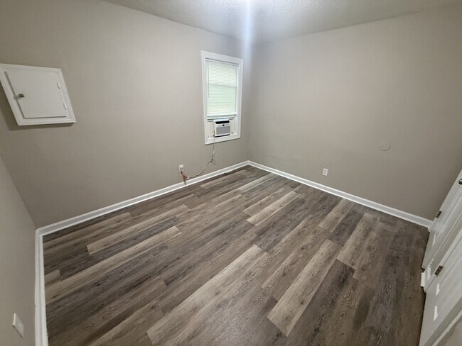 Building Photo - 3042 McAdoo Ave