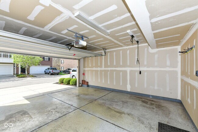 Building Photo - 9050 Mercer Dr