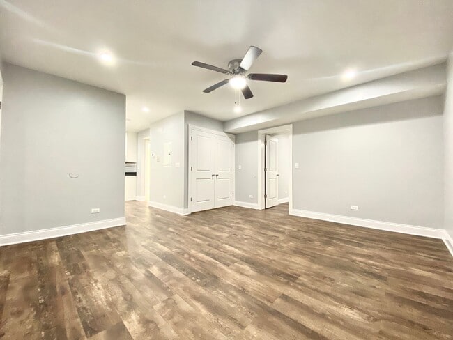 Building Photo - 4506 N Sheridan Rd