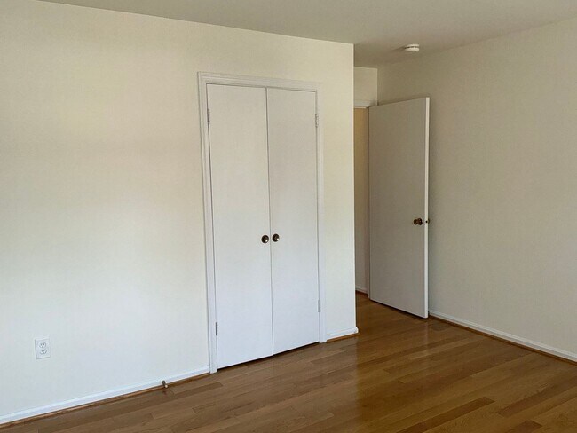 Building Photo - Very well maintained 4BR 2.5BA Colonial mo...