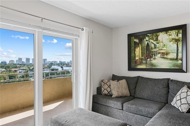 Building Photo - 900 NE 18th Ave