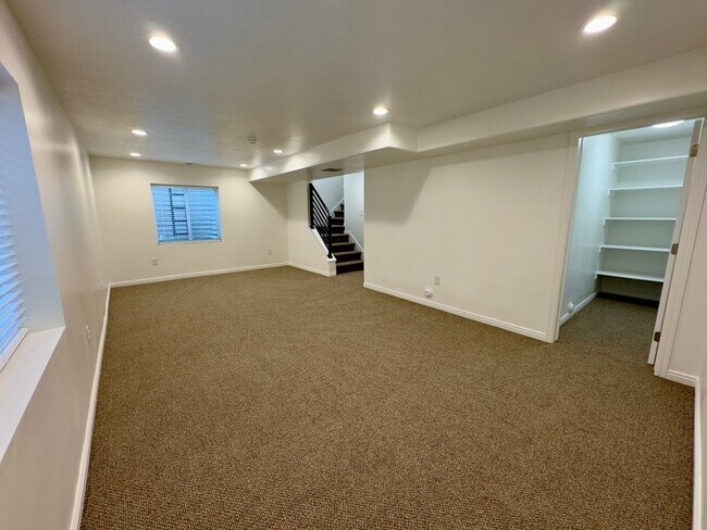 Building Photo - 634 E 60 S