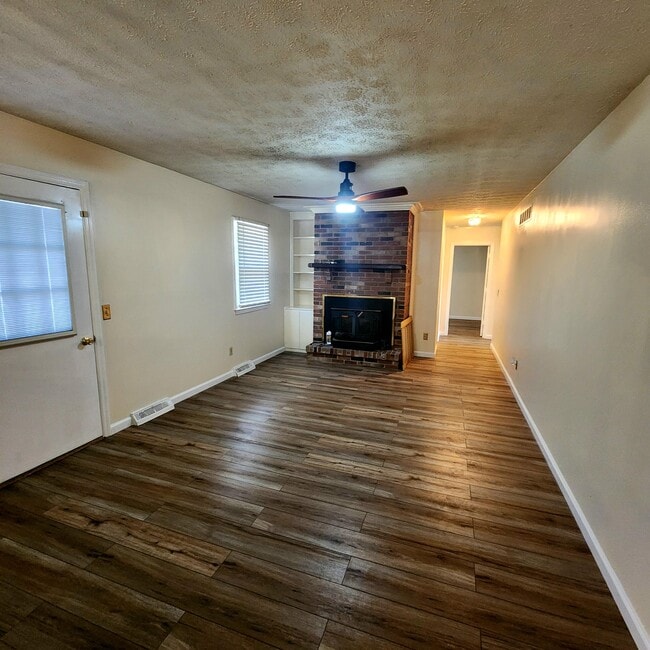 Building Photo - 636 Longview Rd