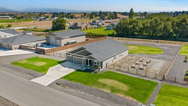 Building Photo - 4 Bedroom Home with Spacious Fully Fenced ...