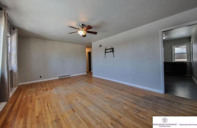Building Photo - 3 bedroom in Omaha NE 68114