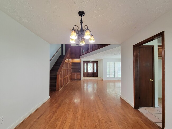 Building Photo - 2030 Creek Valley Ln