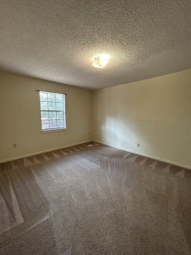 Building Photo - Apartment For Rent