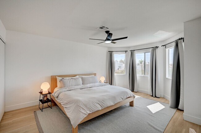 Building Photo - Furnished 4 bedroom home in the Lakes!