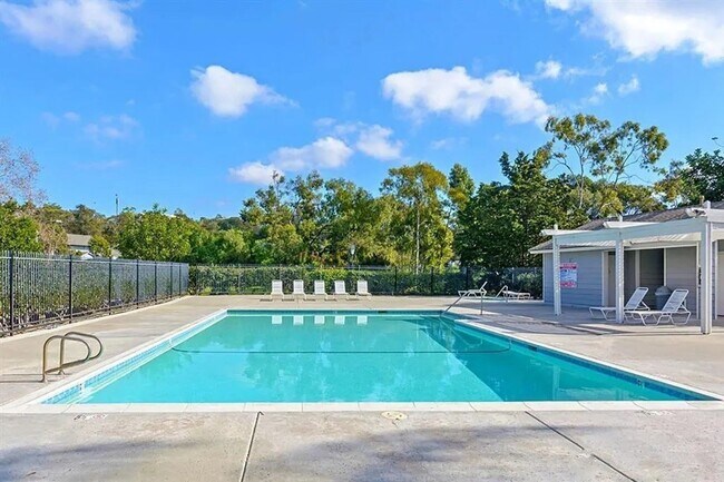 Building Photo - Charming Townhome in Desirable Calavera Hills!