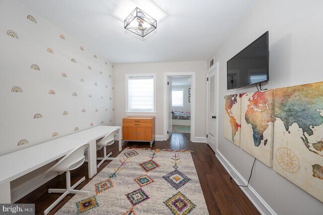 Building Photo - 227 E Hathaway Ln