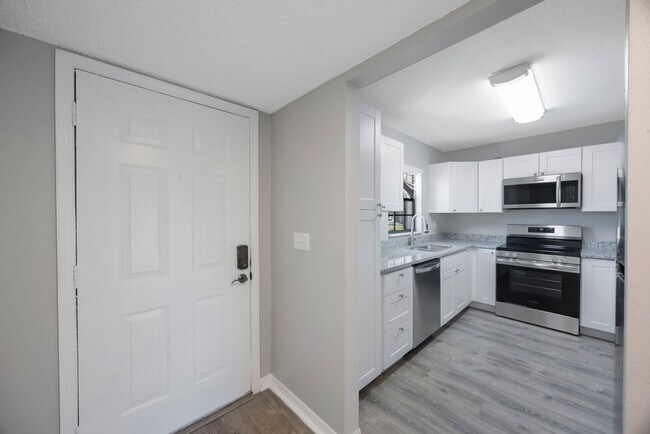 Building Photo - Newly Renovated 2 bedroom 2 bath within wa...