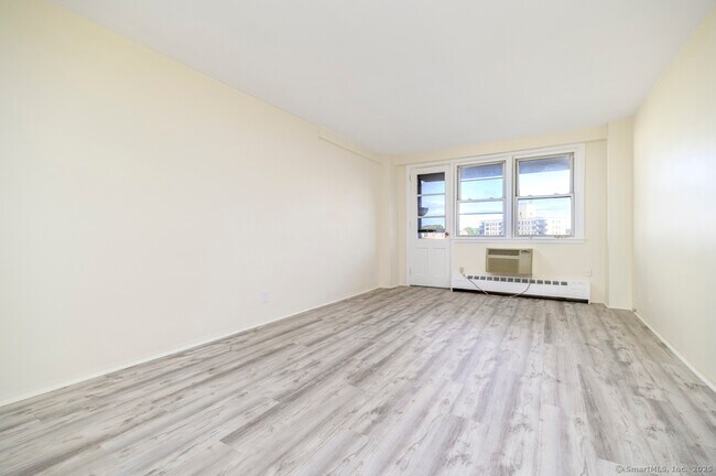 Building Photo - 444 Bedford St