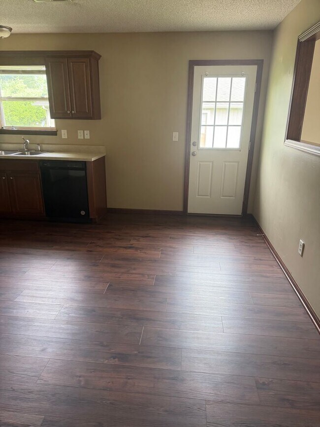 Building Photo - 2 Bed Single Level Duplex in Grain Valley