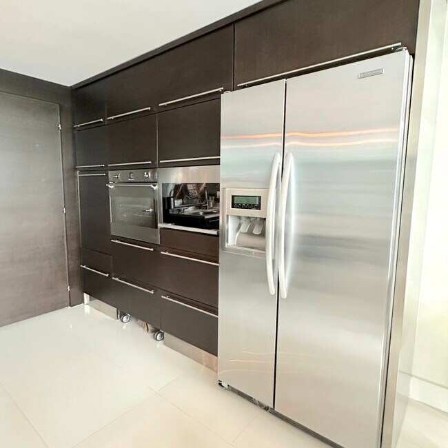 Building Photo - 6000 Collins Ave
