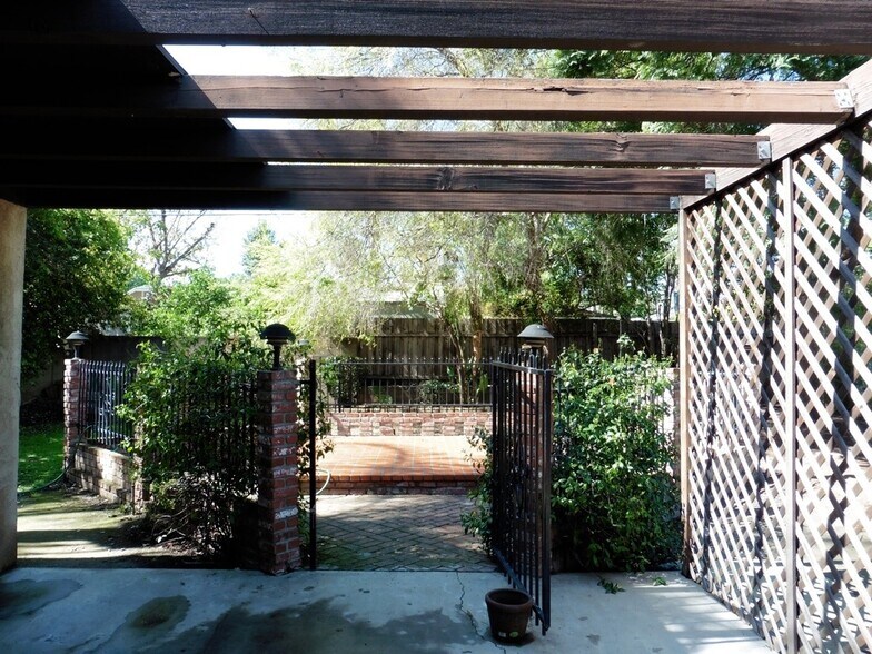 Building Photo - 5723 Stansbury Ave