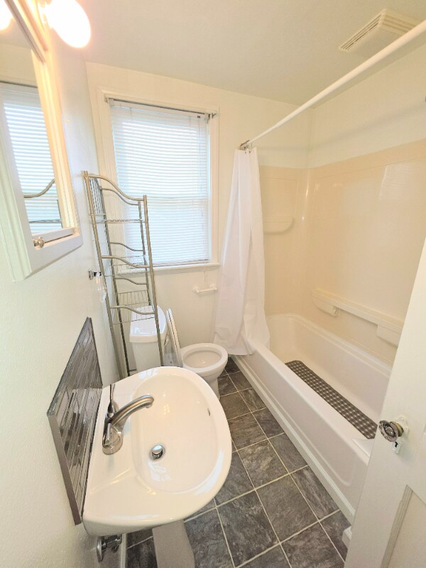 Building Photo - 2337 Burnside Ave