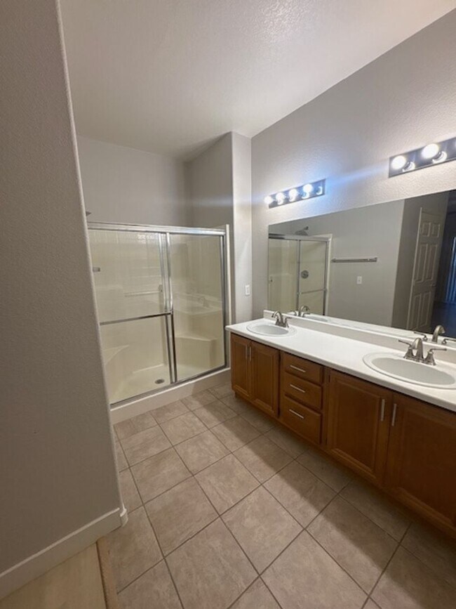 Building Photo - Downstairs unit with 3 bedroom and with two baths