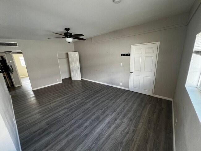 Building Photo - 3 Bedroom Duplex