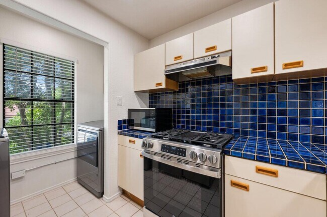 Building Photo - 4306 Bonnell Vista Cove