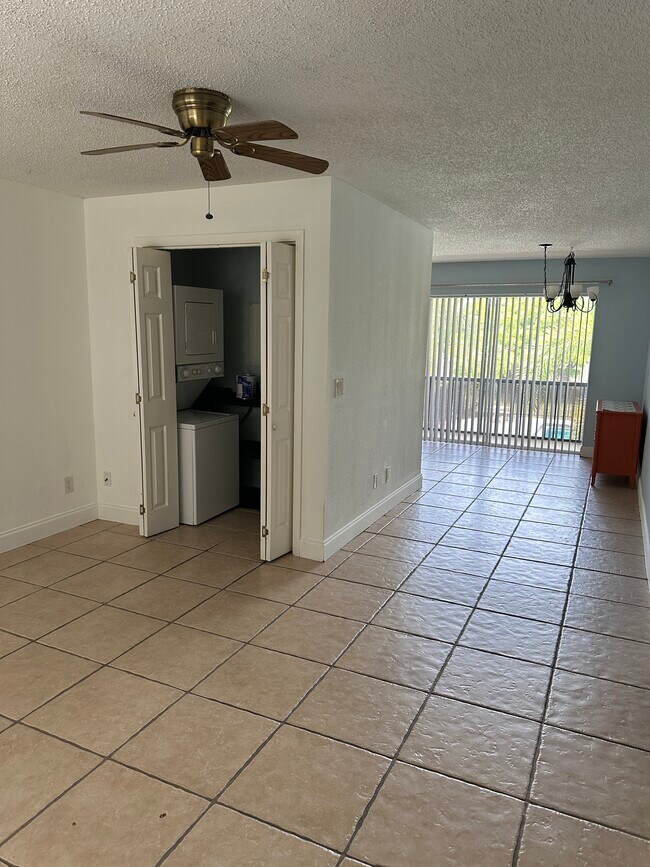 Building Photo - 1560 Colonial Blvd