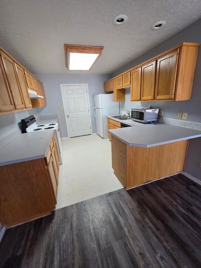 Building Photo - 420 E 9th St