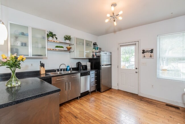 Building Photo - 4048 Walsh St