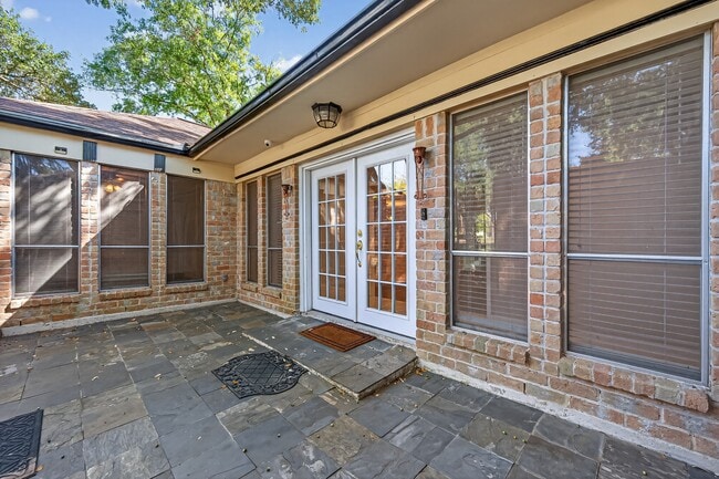 Building Photo - 13903 Chevy Chase Dr