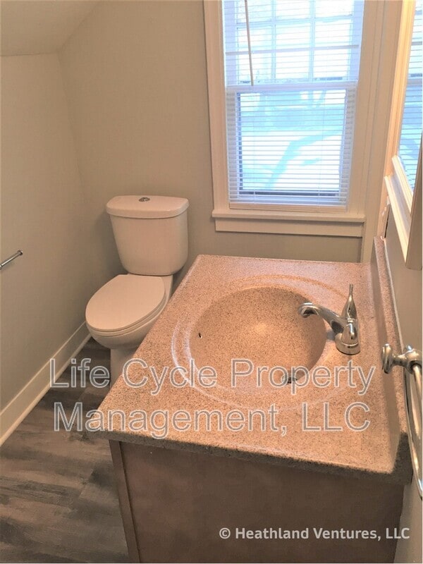 Building Photo - 549 32nd St SE