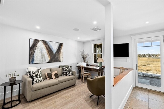 Building Photo - 67 Border St