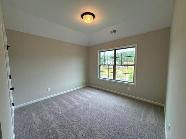 Building Photo - 5 Bedroom 3 Bathroom House