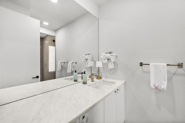 Building Photo - 1123 Abbeys Way