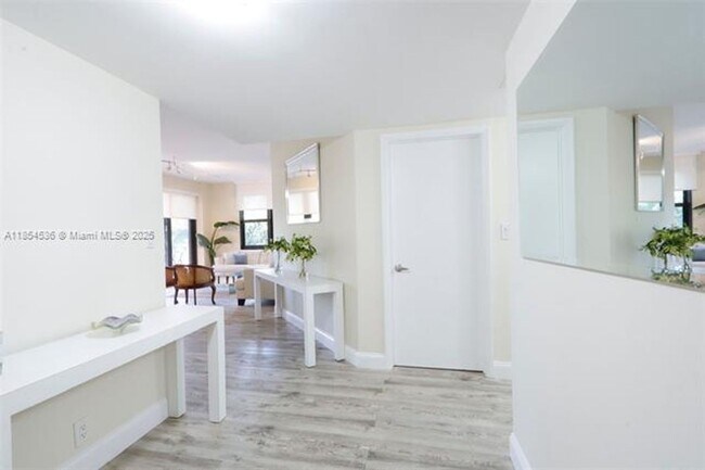 Building Photo - 1121 Crandon Blvd