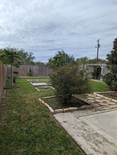 Building Photo - 5211 Shalom Dr