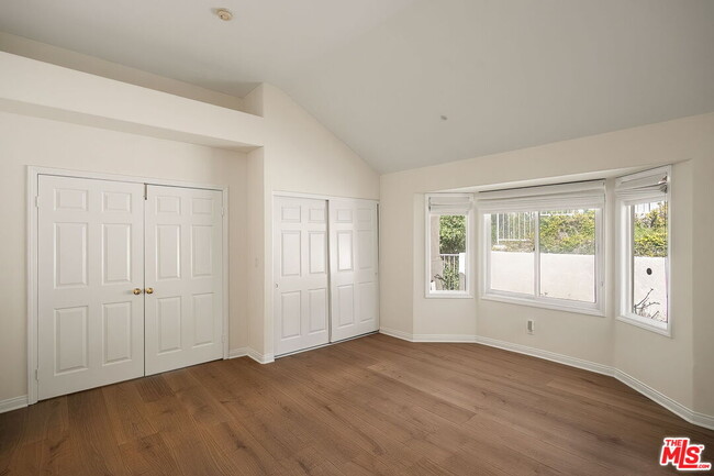 Building Photo - 604 Palisades Dr