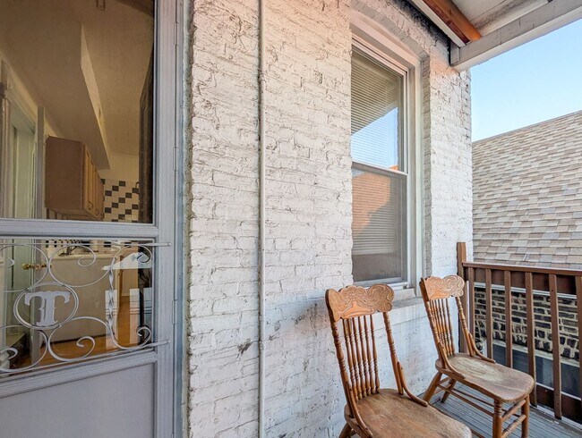 Building Photo - 2025 W Coulter St