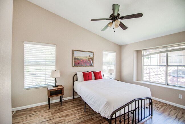 Building Photo - 4bd, 3ba on Arrowhead Golf Course!