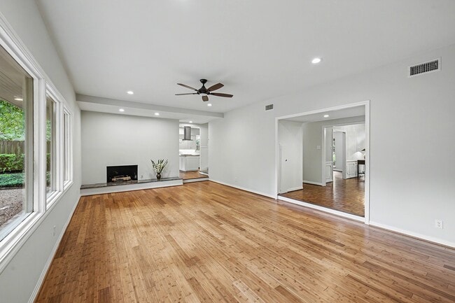 Building Photo - 10811 Hunters Forest Dr
