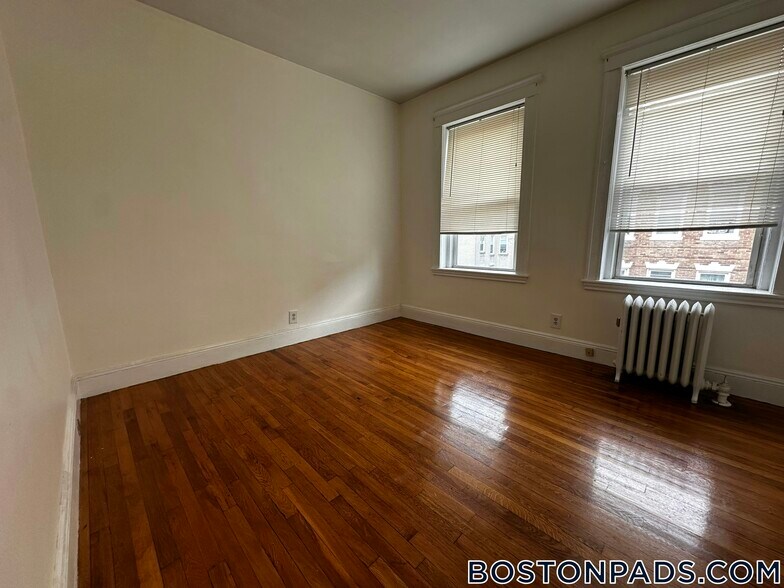 Building Photo - 229 Kelton St