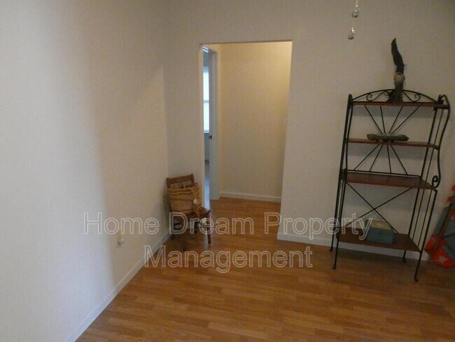 Building Photo - 930 Bryant Ave