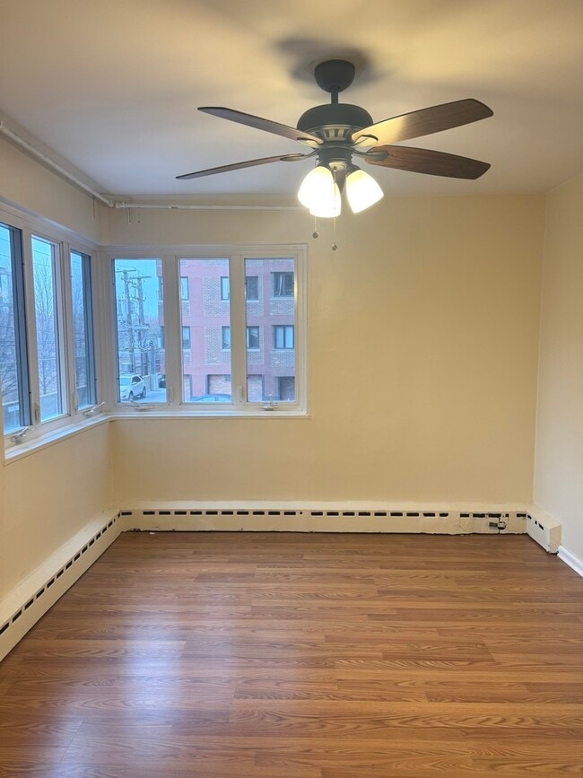 Building Photo - 708 W Bittersweet Pl