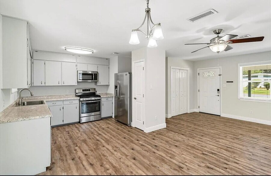 Building Photo - 194 Coral Dr SW