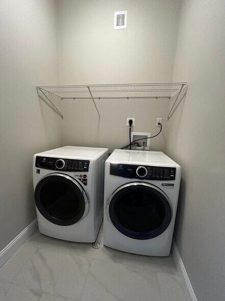 Building Photo - 246 Front St