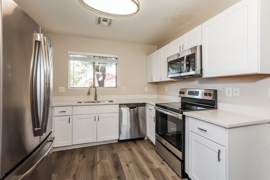 Building Photo - 1074 E Silversmith Trail
