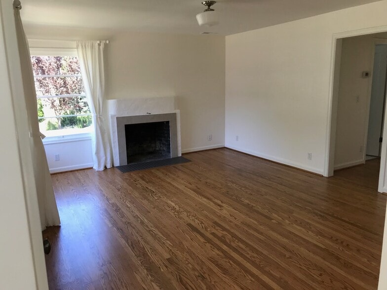 Building Photo - 4070 NE 8th Ave