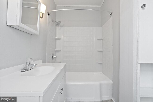 Building Photo - 832 Stanbridge St