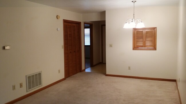 Dining Area - 550 Courtwood Ln