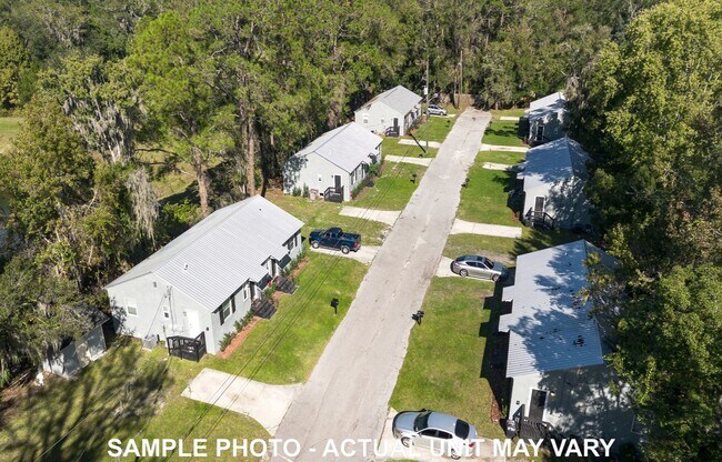 Building Photo - Updated 2 Bedroom Jacksonville Heights Apa...
