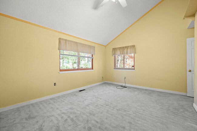 Building Photo - 27 Farmington Chase Crescent